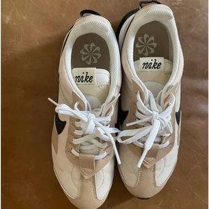 Nike Sneakers Women’s